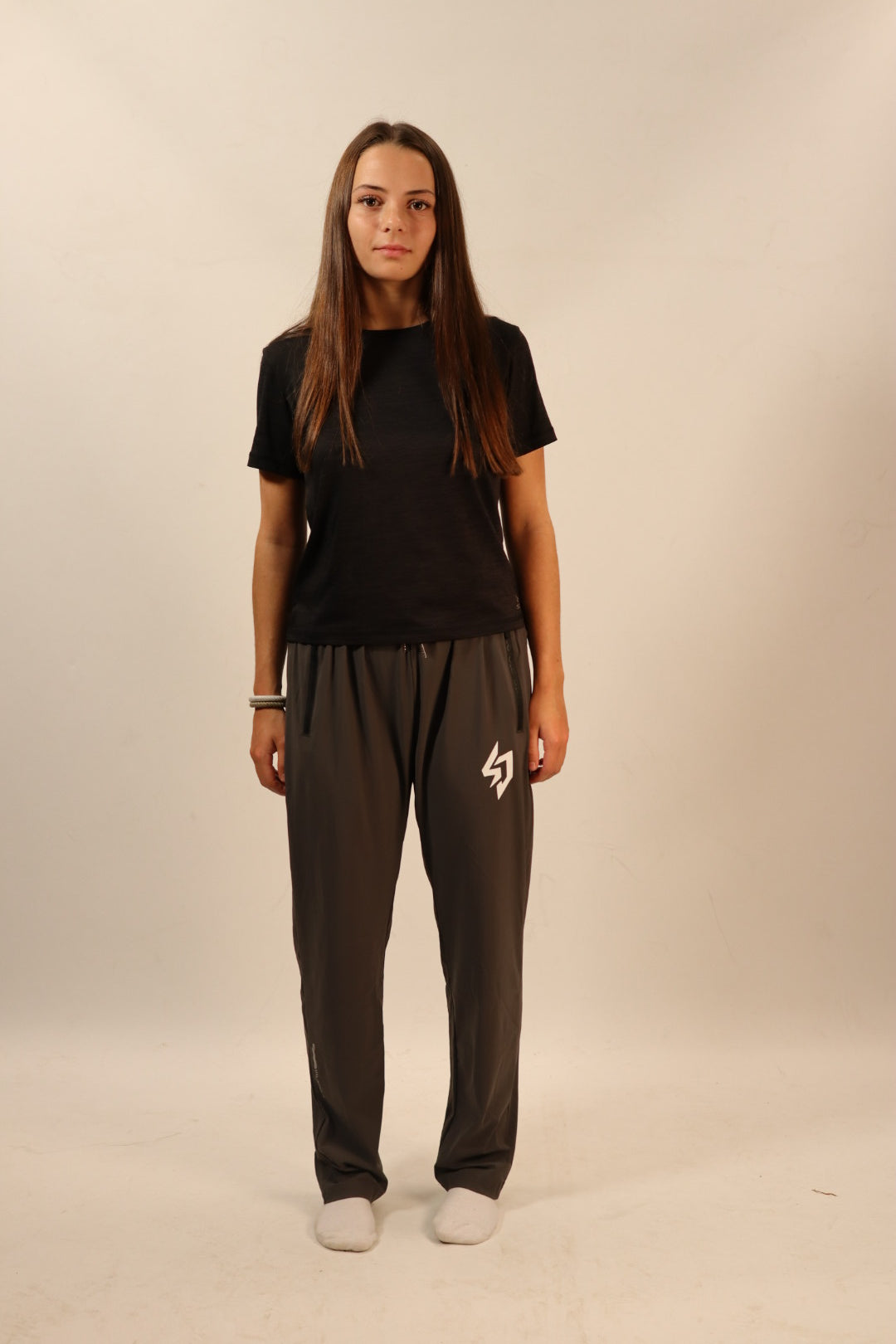 Samjoko Flex Pants i grå – kvinnlig modell, 160 cm, bär storlek S