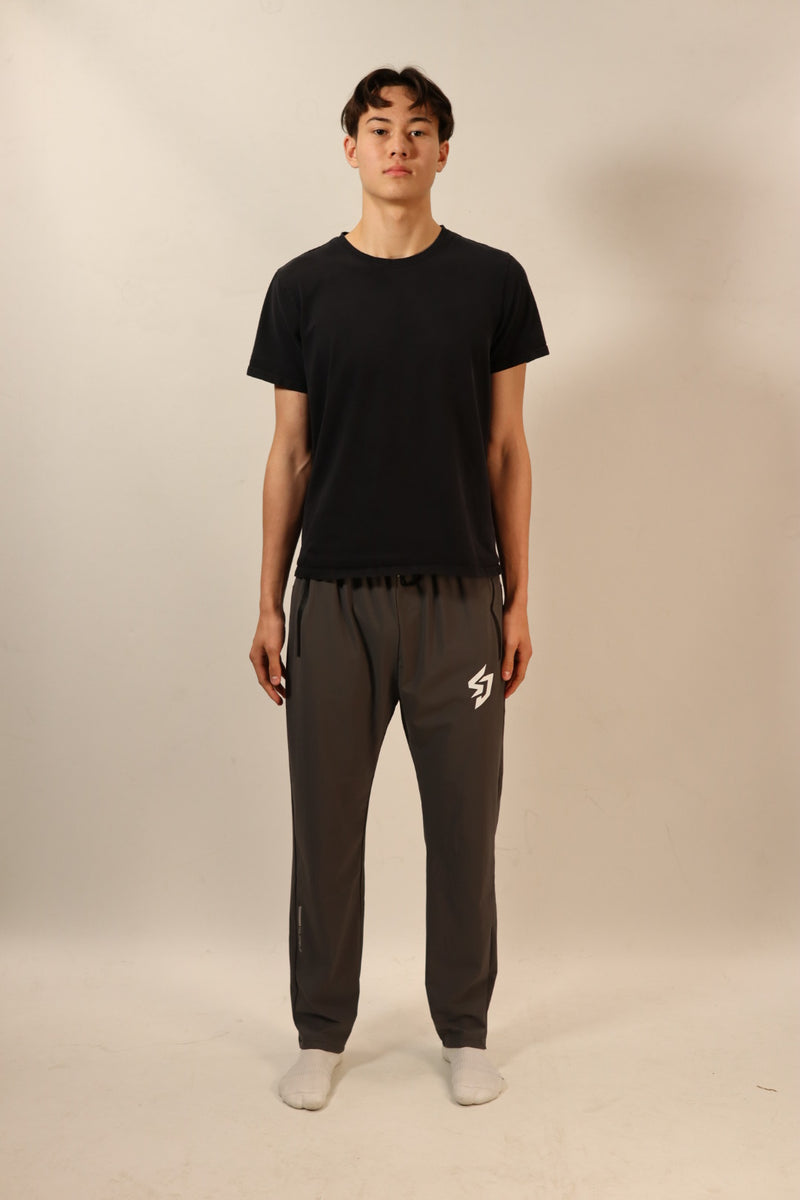 Samjoko Flex Pants i grå – manlig modell, 180 cm, bär storlek L