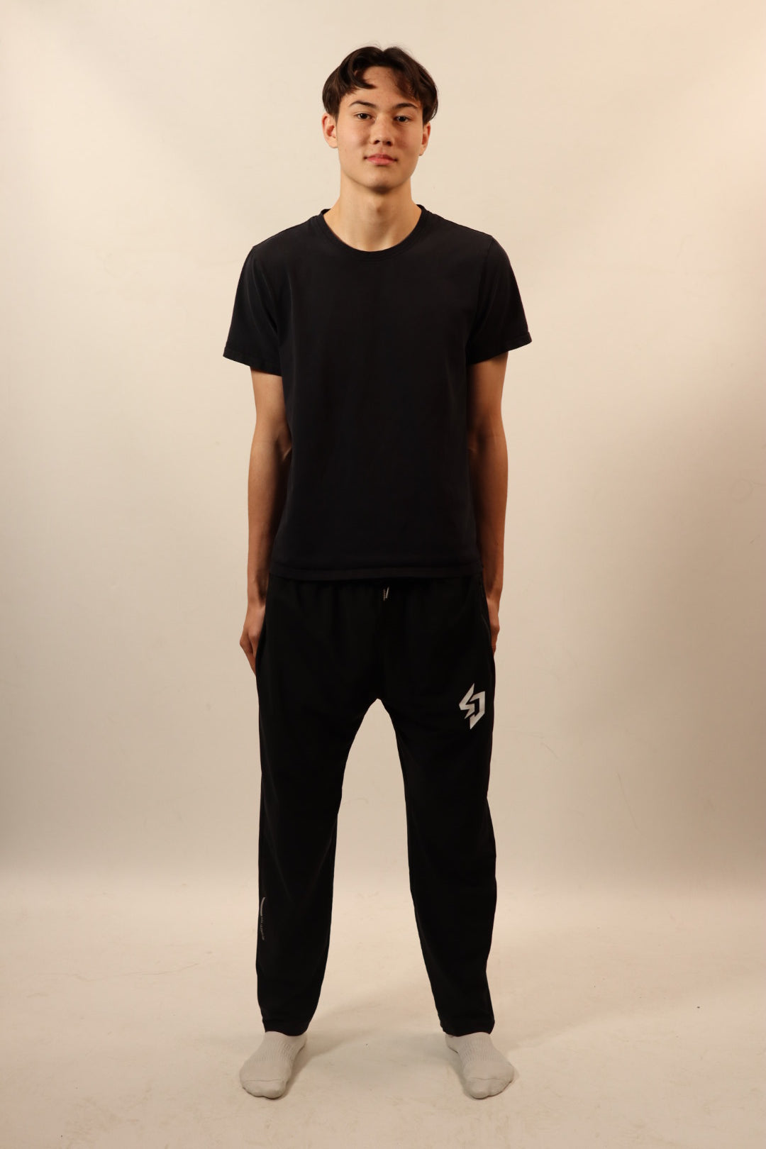 Samjoko Flex Pants i svart – manlig modell, 180 cm, bär storlek L