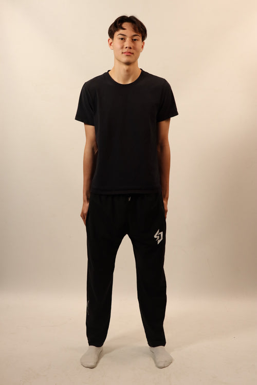 Samjoko Flex Pants i svart – manlig modell, 180 cm, bär storlek L