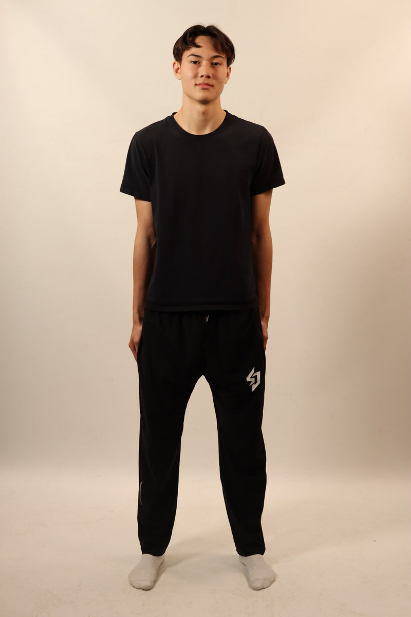 Samjoko Flex Pants i svart – manlig modell, 180 cm, bär storlek L