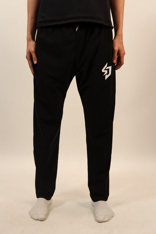 Samjoko Flex Pants i svart – manlig modell, 180 cm, bär storlek L