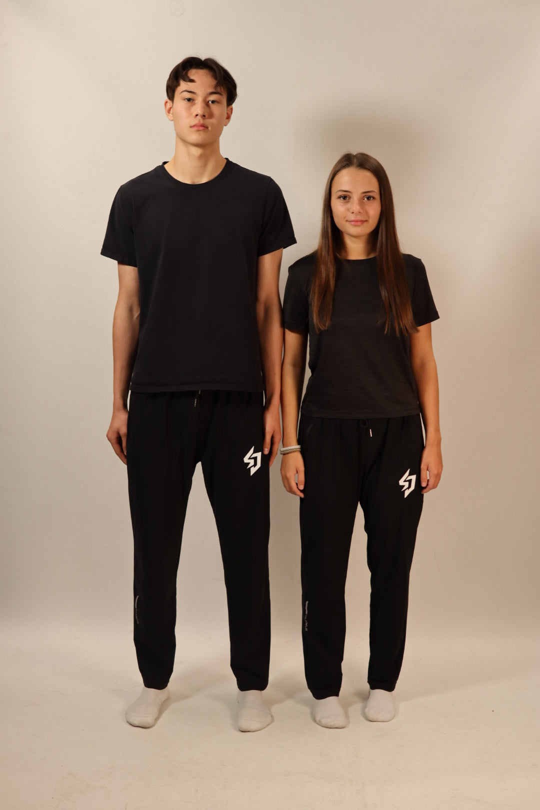Samjoko Flex Pants i svart – båda modellerna, 180 cm i storlek L och 160 cm i storlek S